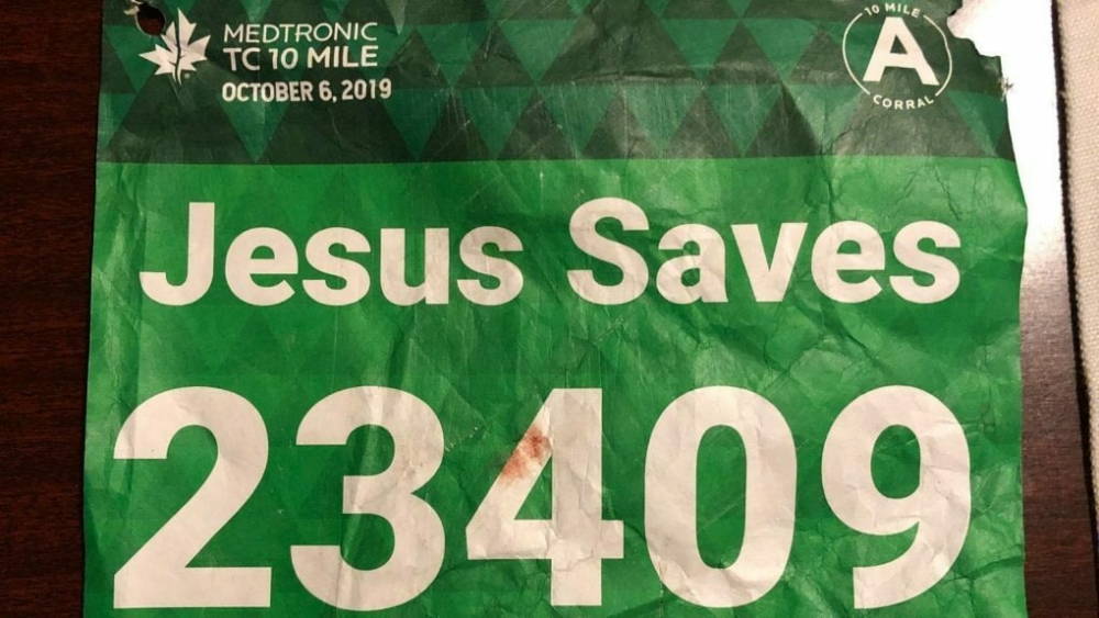 У участника марафона с манишкой «Иисус спасает» случился сердечный приступ. Его спас другой бегун по имени Иисус