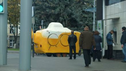 Фотофакт: Yellow Submarine проплыла по Гомелю