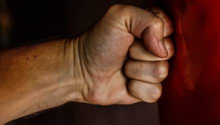 В Гомеле студент-иностранец поссорился со знакомым и выместил злость на рекламном баннере