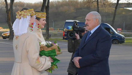 "Где вы шили такую одежду": Лукашенко оценил пальто белорусских девушек