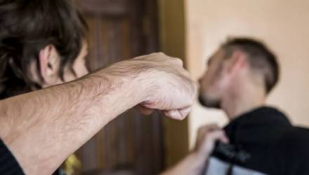 В Жлобине мужчина мощным ударом в лицо уложил двоих противников в баре "Релакс". Мастера уличных единоборств ищут следователи