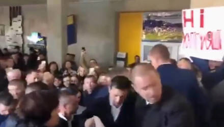 Зеленского пустили по "коридору позора" в Тернополе – видео