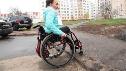 "Бордюры понижаем, но не всё сразу": о больной теме гомельских инвалидов-колясочников и велосипедистов
