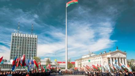 Нового флагштока на площади Ленина в Гомеле пока не будет: тендер отменён