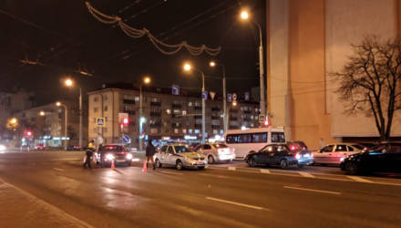 В Гомеле на переходе сбили школьницу, а на мосту Хатаевича водители собрали "паровозик" из трёх авто