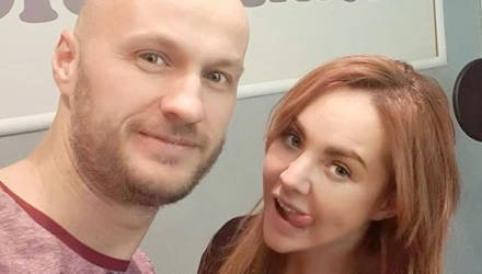 Друг МакSим выставил её на посмешище, выложив то же самое фото, но без фотошопа