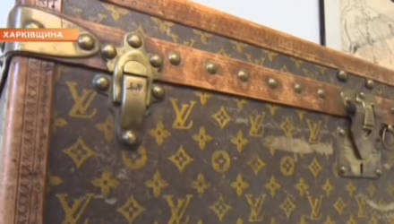Украинские пенсионеры хранили корм для кур в старинном сундуке Louis Vuitton
