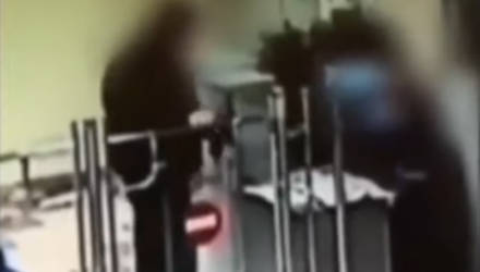 Педофил, который проник в школу и устроил девочке "медосмотр", попал на видео