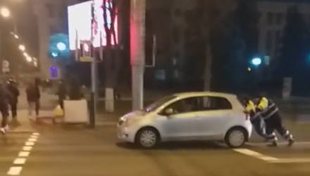 "Вообще красиво сработали". В Гомеле сотрудники ГАИ помогли заглохшей автоледи – видео