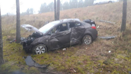 Гомельчанин на Hyundai не справился с управлением и врезался в дерево: пострадали две женщины
