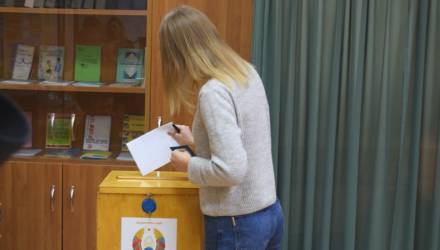 Началось досрочное голосование: на участки в Гомеле пришли первые избиратели