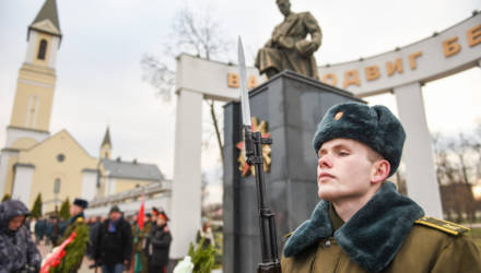 "Во славу общей Победы!": на Аллее Героев в Гомеле прошел митинг в честь 76-летия освобождения города