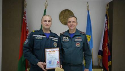 В Гомеле наградили спасателя, вынесшего из горящего дома трёх человек