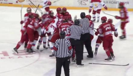 Хоккеисты Беларуси и России устроили массовую драку на льду – видео
