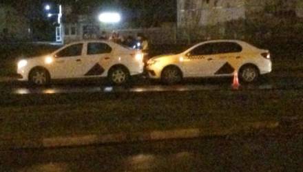 В Гомеле Mercedes столкнулся с грузовиком и "потерял морду", а два водителя Яндекс-такси "нашли друг друга" на Жукова