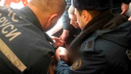 В Гомеле спасатели вытащили руку мальчика, застрявшую в отопительной батарее