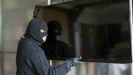 На Гомельщине безработный мужчина подружился с женщиной, воспользовался ситуацией и вынес у неё телевизор