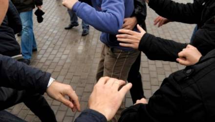 Молодёжные разборки в Речице: 16-летний подросток избил парня, который пытался уйти из толпы дерущихся сверстников