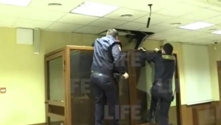 Убивший сестру при изгнании бесов пытался сбежать из суда через потолок — видео