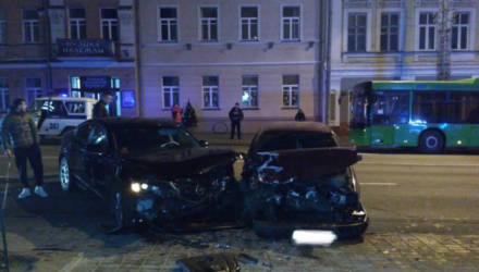 В Гомеле на Советской 18-летний водитель зацепил автобус и вылетел на встречку, где столкнулся с Mazda