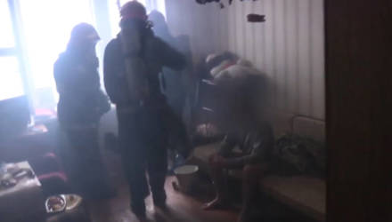 В Гомеле мужчина покурил и едва не сгорел заживо. О пожаре вовремя сообщили очевидцы