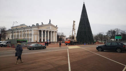 В Гомеле заканчивают установку главной ёлки
