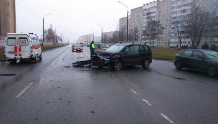В Рогачёве водитель Honda не уступила дорогу VW: пострадала трёхлетняя девочка-пассажир