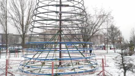 Скотч и бруски – временная мера. «ГорСАП» прокомментировал нюансы монтажа новогодней ёлки в Любенском микрорайоне Гомеля