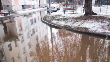 В Гомеле из-за прорыва трубы на Полесской залило двор, пришлось отключить подачу воды