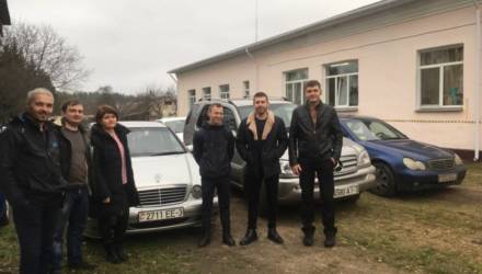 Ребята из автоклуба любителей Mercedes зарулили с подарками к деткам Гомельского районного СПЦ в Берёзках