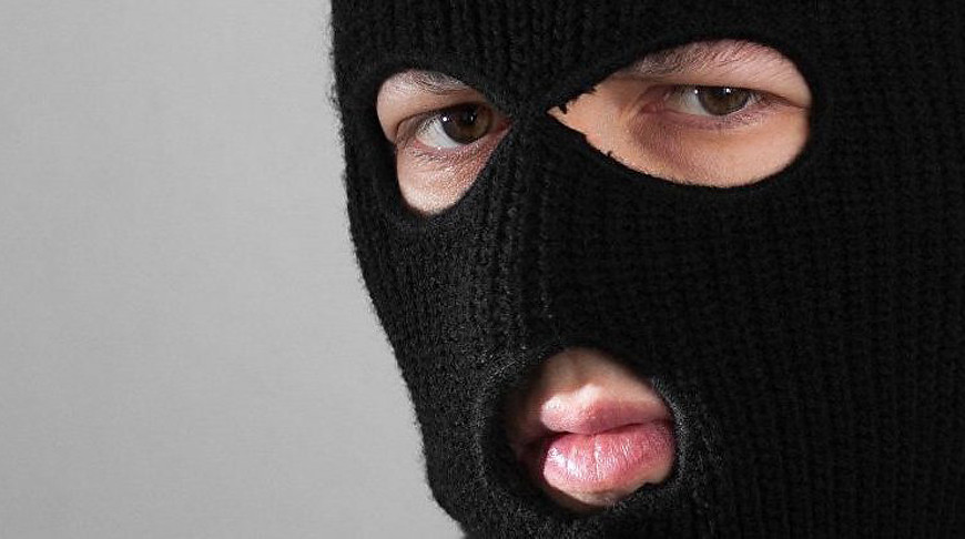 В Мозыре мужчины в масках связали супругов в квартире и похитили их сбережения