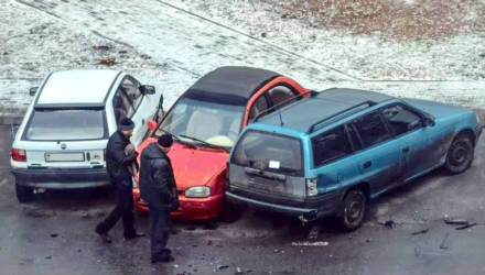 "Светлогорский крушитель" повредил пять автомобилей, возвращаясь ночью домой