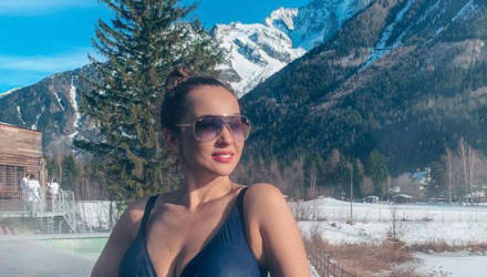 Анфиса Чехова показала пышные формы в купальнике, сразу уточнив, какие мужчины её привлекают