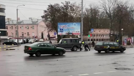 В Гомеле сотрудники ГАИ вручную отбуксировали "Гелендваген" с проезжей части – видео