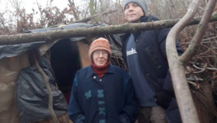 "Буду спать под деревом": женщина, которая жила в шалаше у озера в Гомеле, отказалась от жилья и работы