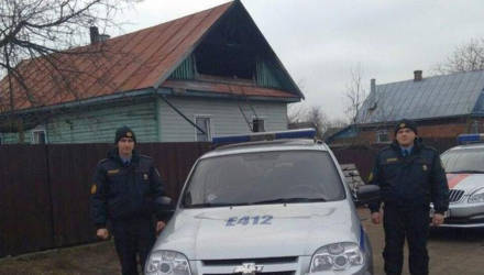 В Хойниках сотрудники Департамента охраны спасли семью во время пожара