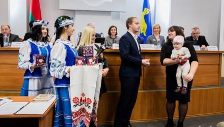 Гомельчанке в торжественной обстановке вручили орден Матери – фотофакт