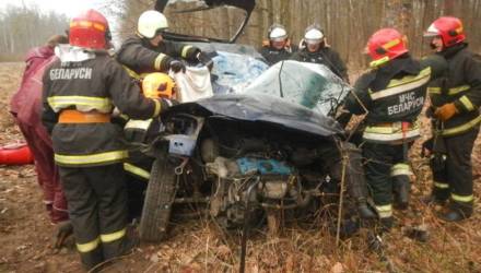 Спасатели показали на видео, как доставали девушку из покорёженного авто в Речицком районе