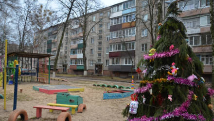 В Гомеле жильцы объединились и сделали детский городок из подсобных материалов: красиво и креативно