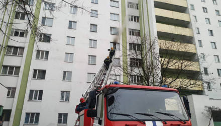 В Гомеле спасатели вынесли из горящей квартиры двух женщин, одна из них скончалась по дороге в больницу