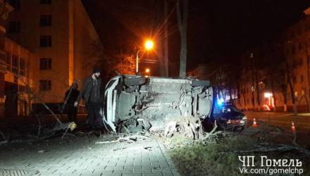 В Гомеле водитель Яндекс.Такси выехал на встречку, а затем снёс дерево. Автомобиль перевернулся