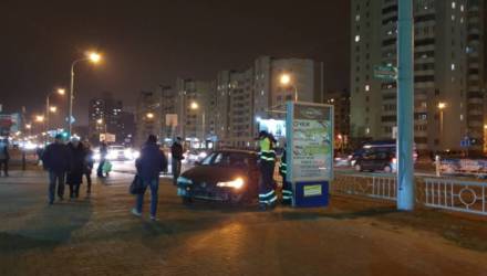 В Гомеле произошло серьёзное ДТП – автомобиль вылетел на тротуар