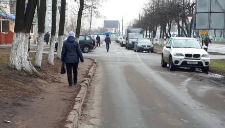Жители Любенского микрорайона в Гомеле настаивают на строительстве тротуара