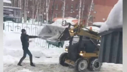 "Ну, трактор, погоди". В Сети набирает популярность ролик с дракой водителя и снегоуборщика