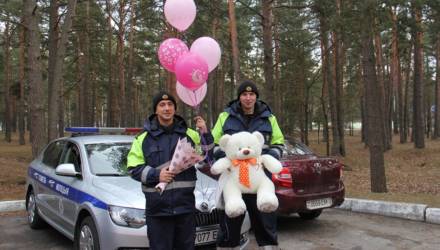 В Гомеле сотрудники ГАИ помогли доставить в роддом молодую маму и встретили её после выписки