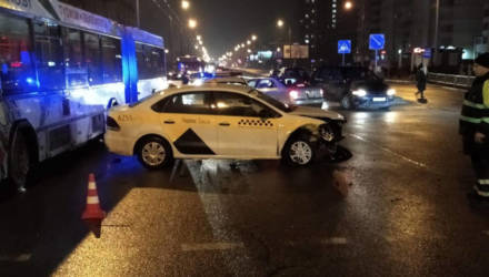 Таксист разворачивался и врезался в гомельчанку на Opel. За прошедшие сутки произошло два ДТП из-за непредоставления преимущества в движении
