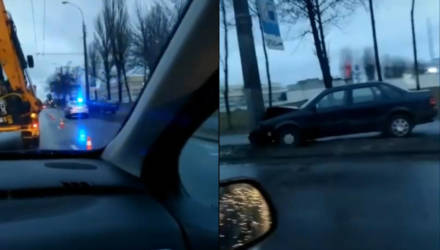 "Пол-морды всмятку". В Гомеле на ул. Барыкина VW вылетел на тротуар, сбил женщину и врезался в столб