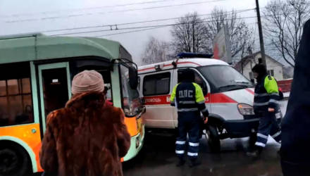 В Гомеле троллейбус совершил столкновение со скорой (фото, видео)