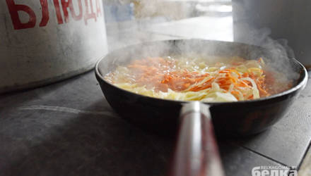 Кусок мяса между влажных салфеток и голубцы в баке с надписью «хлеб»: куда прячут работники столовых в Гомеле то, что предназначается детям