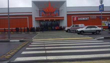 "Пожарные в отключке чувака на носилках вынесли". Что происходит в гомельской "Короне"?